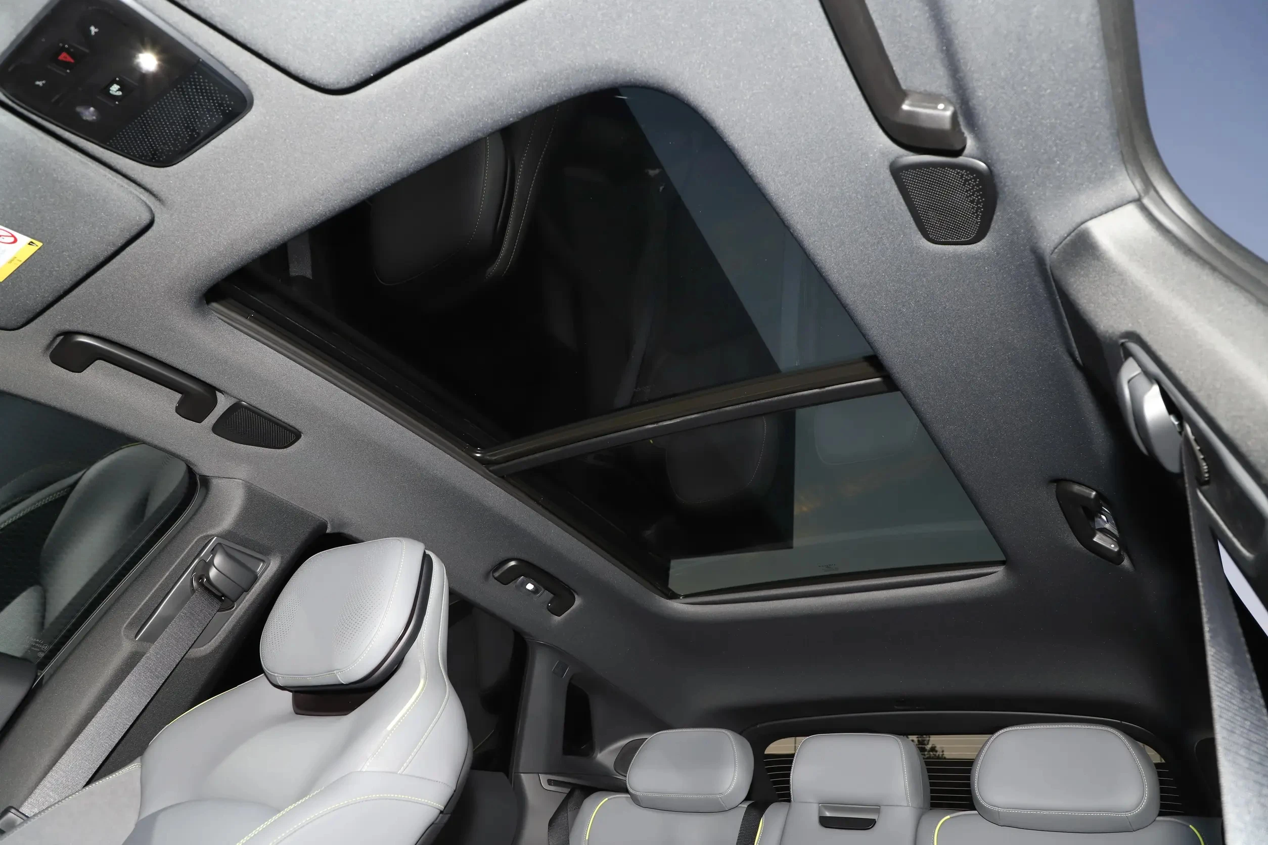 Mobil Lynk&Co 08 Em-P High Endurance 4 Wheel Drive 2023 Lynk Co 08 Ev yang Laris dan Modis