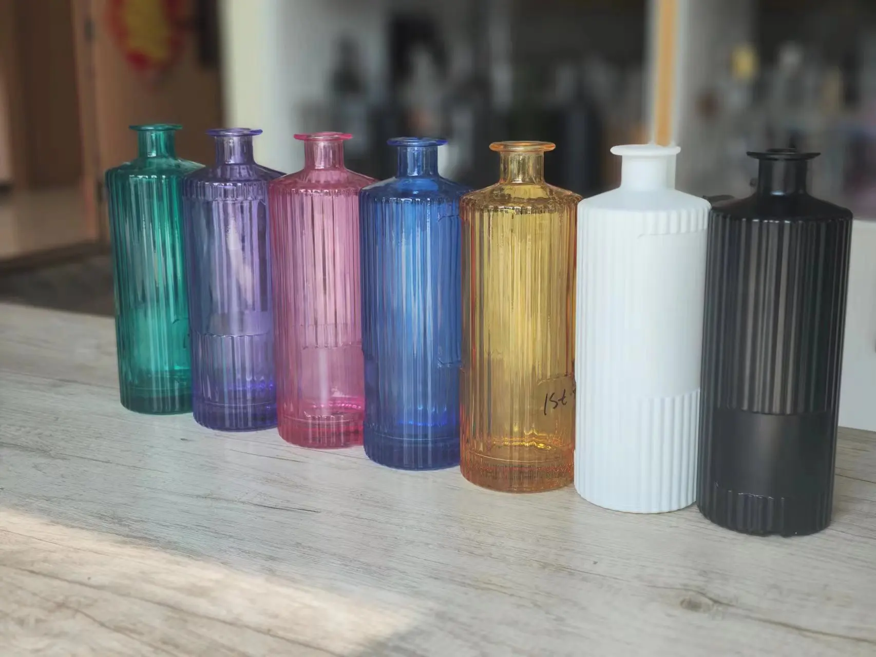 Unique Gradient Blue Purple Color Streamline Design 700ml Liquor Glass Bottle for Whiskey Vodka Tequila Gin with Cork