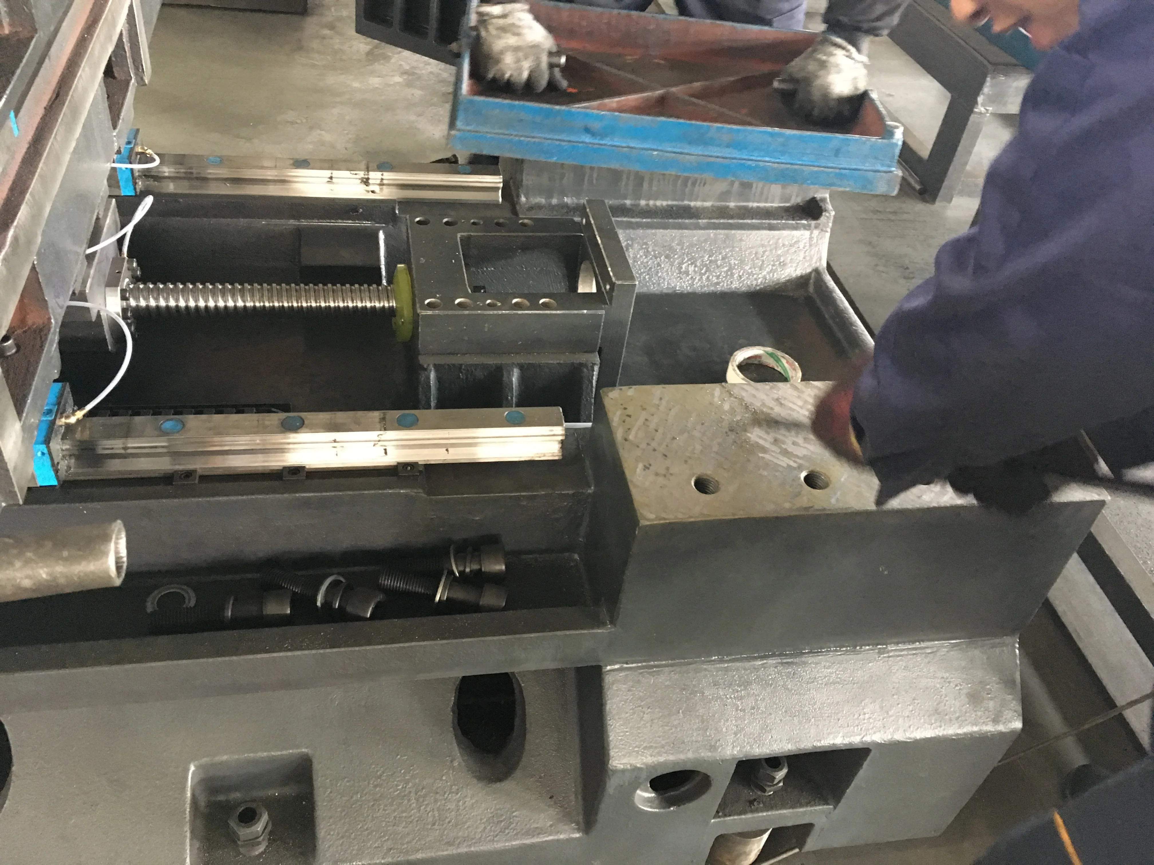 Лучшая цена, вертикальный VMC станок Maxtors с 5 осями, фрезерный обрабатывающий центр с ЧПУ, модель YMC-850 с 5-й осью, наклон и вращающийся стол