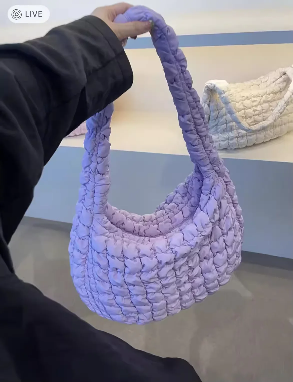 BORSA IMBOTTITA A CUSCINO in beige, Borsa a tracolla imbottita super imbottita oversize, Borsa shopper, Borsa trapuntata - Italia