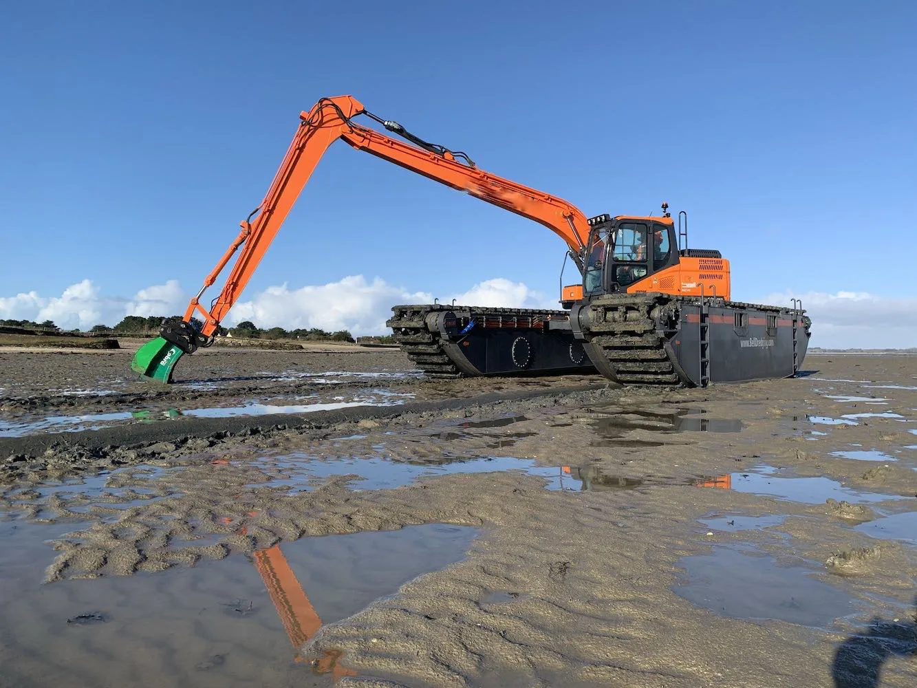 Suction Dredger Amphibious Dredging Excavator  With Cutter Head and Crawler and Floating