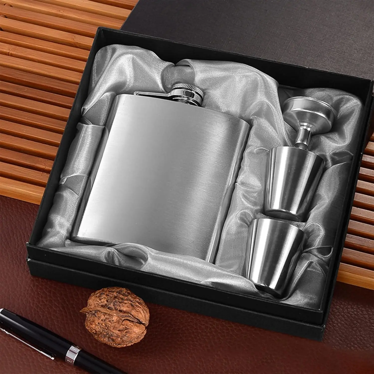 Stainless Steel Hip Flask Luxurious Mini Wine Holder Decanter Portable Eco-Friendly Durable Gift Set Whiskey Glass Customized