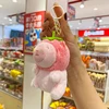 Capibara con una fruta en la cabeza