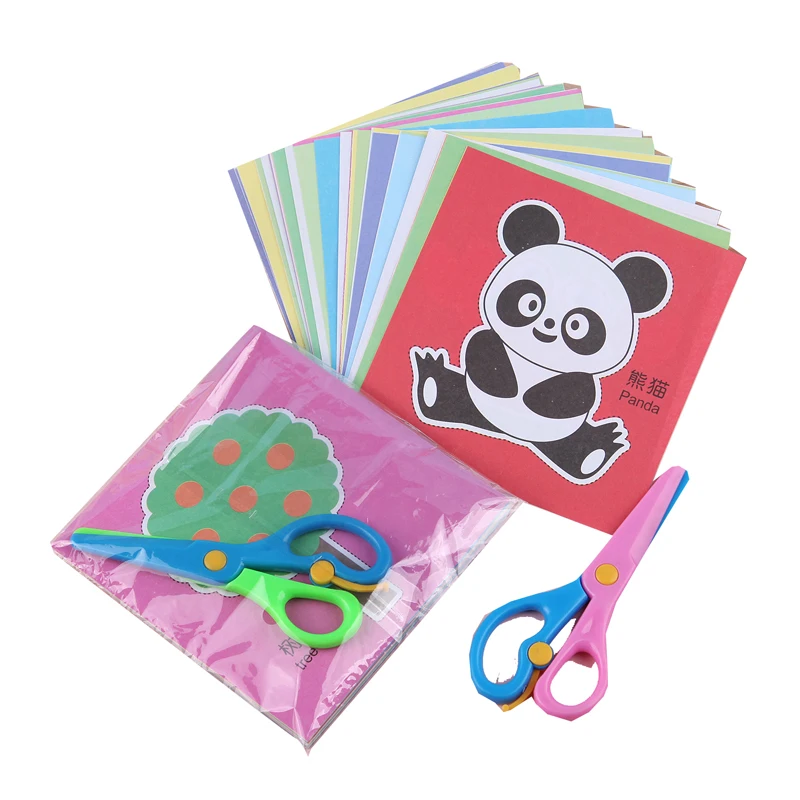 Bambini Che Tagliano Carta Colorata Con Le Forbici Alla Tavola Bambini Che Tagliano Carta Colorata Con Le Forbici Alla Tavola