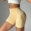 short jaune