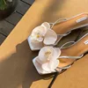 Zapatos color beige con orquídeas Phalaenopsis.
