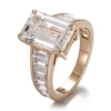 Bague en or massif 10K avec diamant de laboratoire.