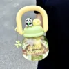 Verde con peluche de panda y colgante de cachorro.