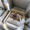 Scatola spazzolata rossa con spilla scarabeo in oro 18 carati