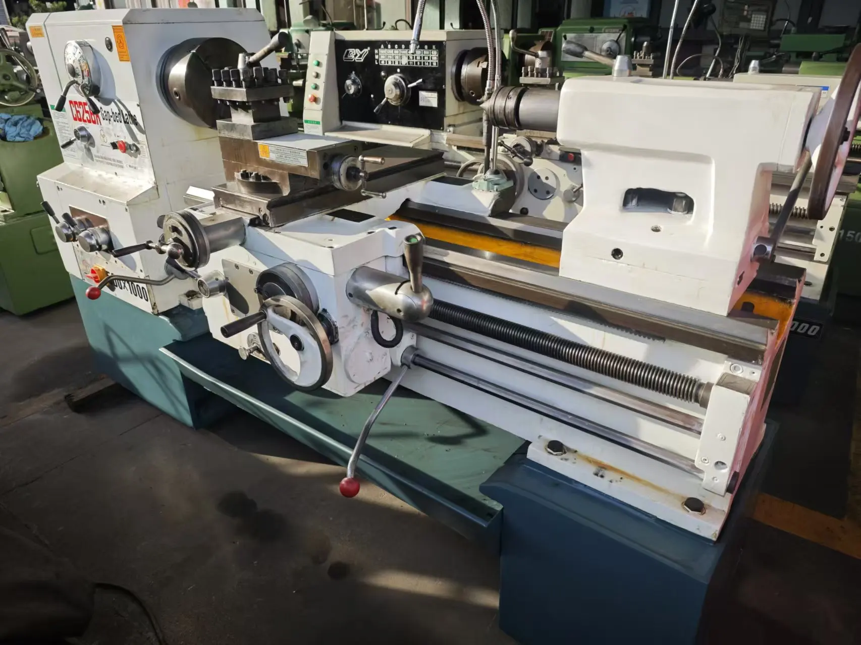 Second-hand Guangzhou Machine Tool 1m Manual Gap Bed Lathe in Good Condition