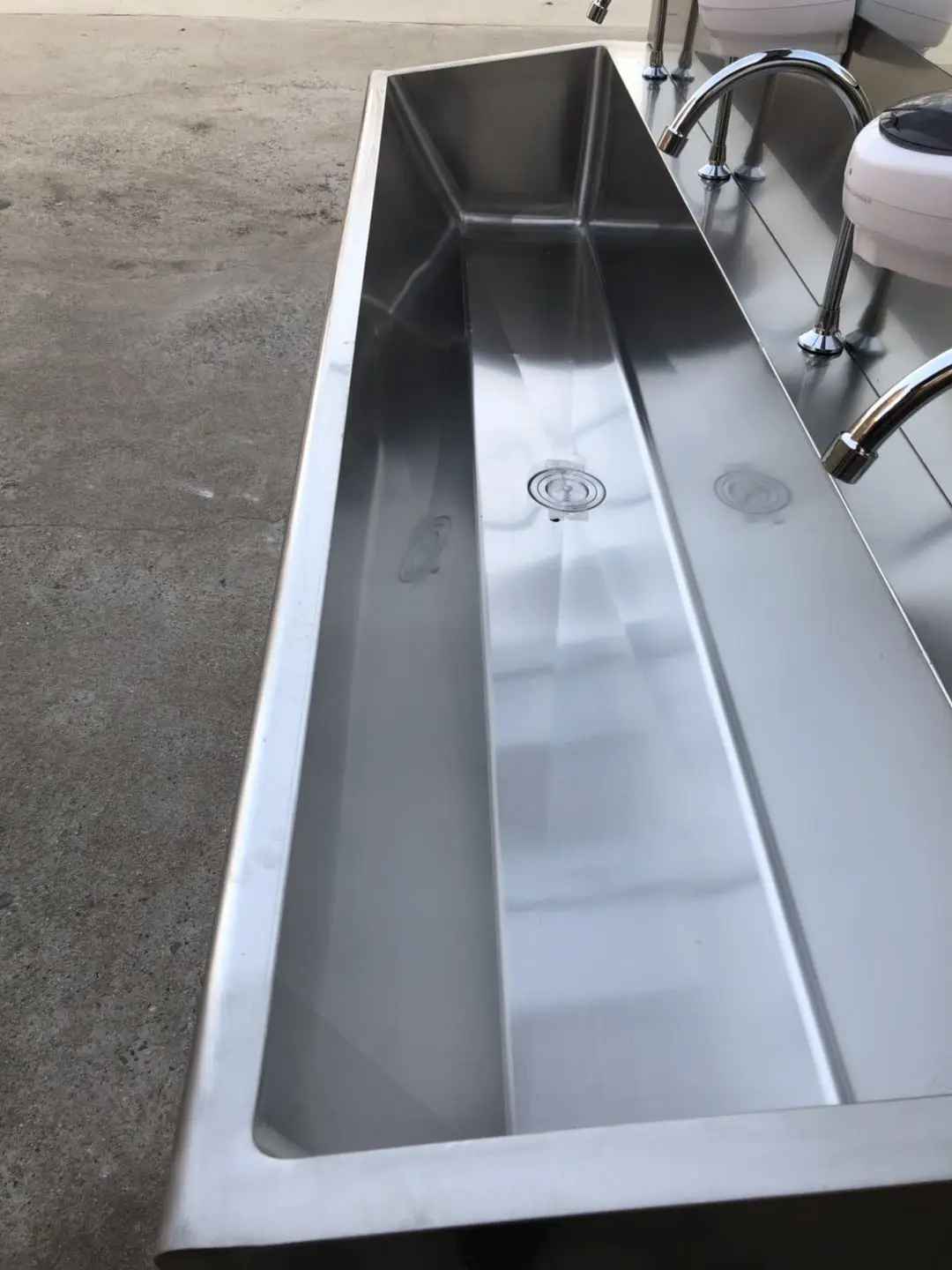 MT Medical WB-L4 Operating Theatre Food Operated Hospital Pedal Operated Hand Wash Sink  Low Back 4 Seat Surgical Hand Wash Sink