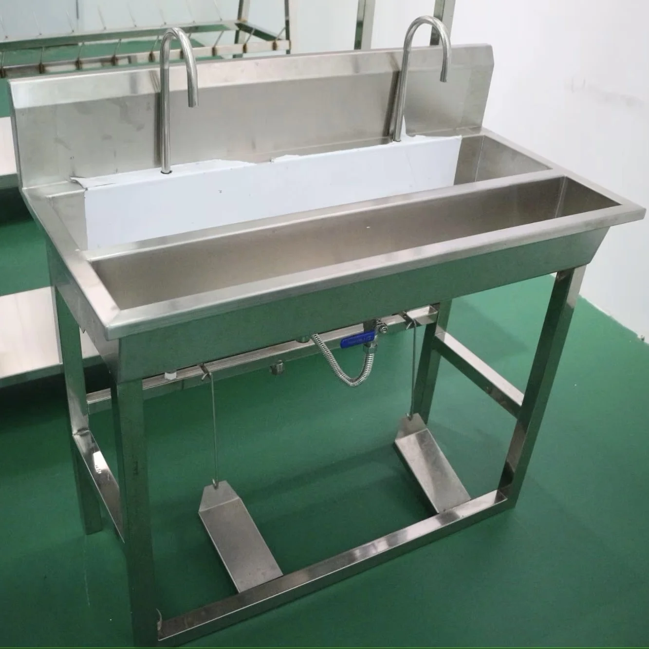 Industrial stainless steel hand basin with foot pedal operation control for slaughterhouses, food processing