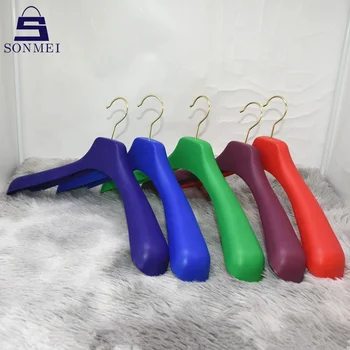 Luxury Plastic Wide Shoulder Green Clothes Plastic Coat Custom Logo Hanger