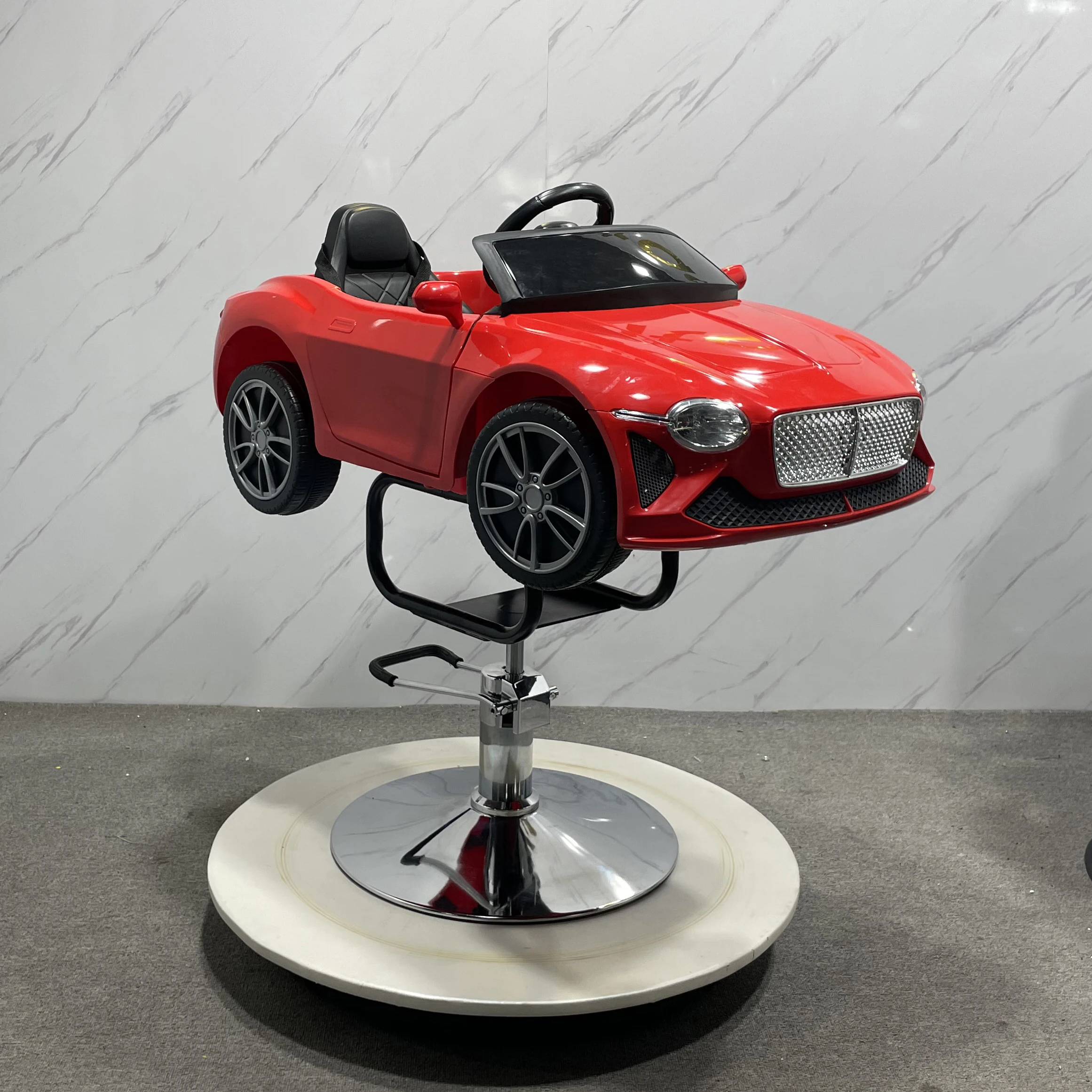 キッズサロン家具車の形をしたヘアカット子供赤ちゃん座っている