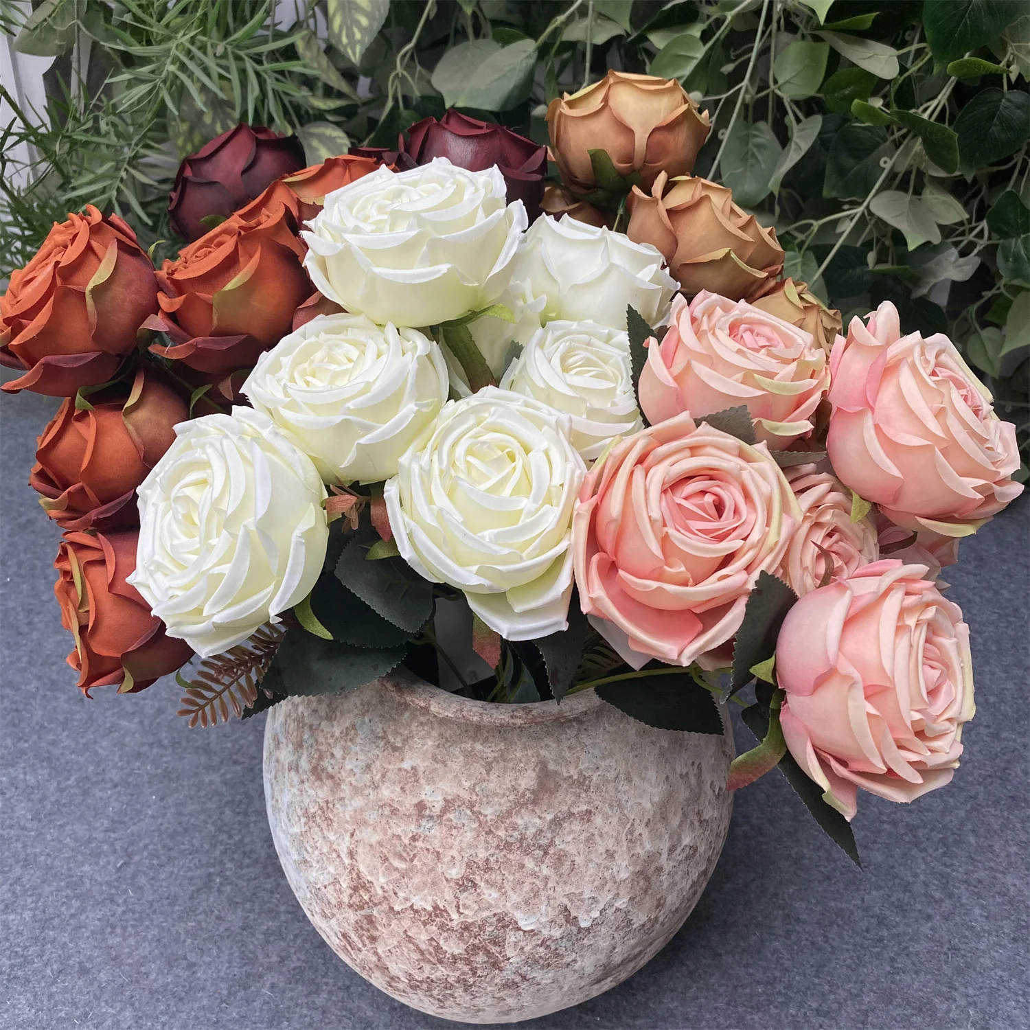 Verbeter enige ruimte met die tydlose elegansie van realistiese kunsmatige hydrangeas.