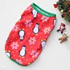Chaleco navideño con fondo rojo y pingüino negro.