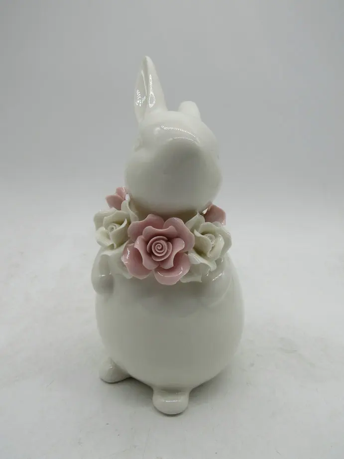 Ручная роспись 6,3 дюймов белый фарфоровый кролик с цветком и корзиной Коллекционные фигурки