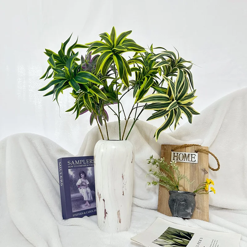 Verwar jou gasse met lewensgelike valse purperbloue hydrangea bloeisels