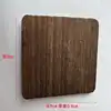 Posavasos cuadrado de una sola pieza, fabricado en madera de paulownia carbonizada.