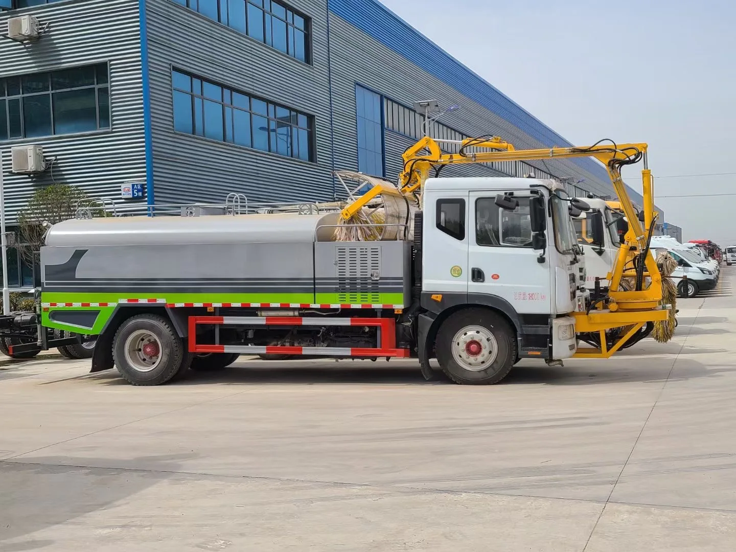 Tunnel Cleaner Vehicle Wash Tunnel Wall Solar Panel Remote Control Guardrail Cleaning Truck