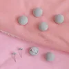 Un artículo cubierto de tela gris.