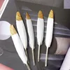 Coltello bianco con polvere dorata spray