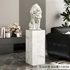 Figurina di leone con base in marmo bianco
