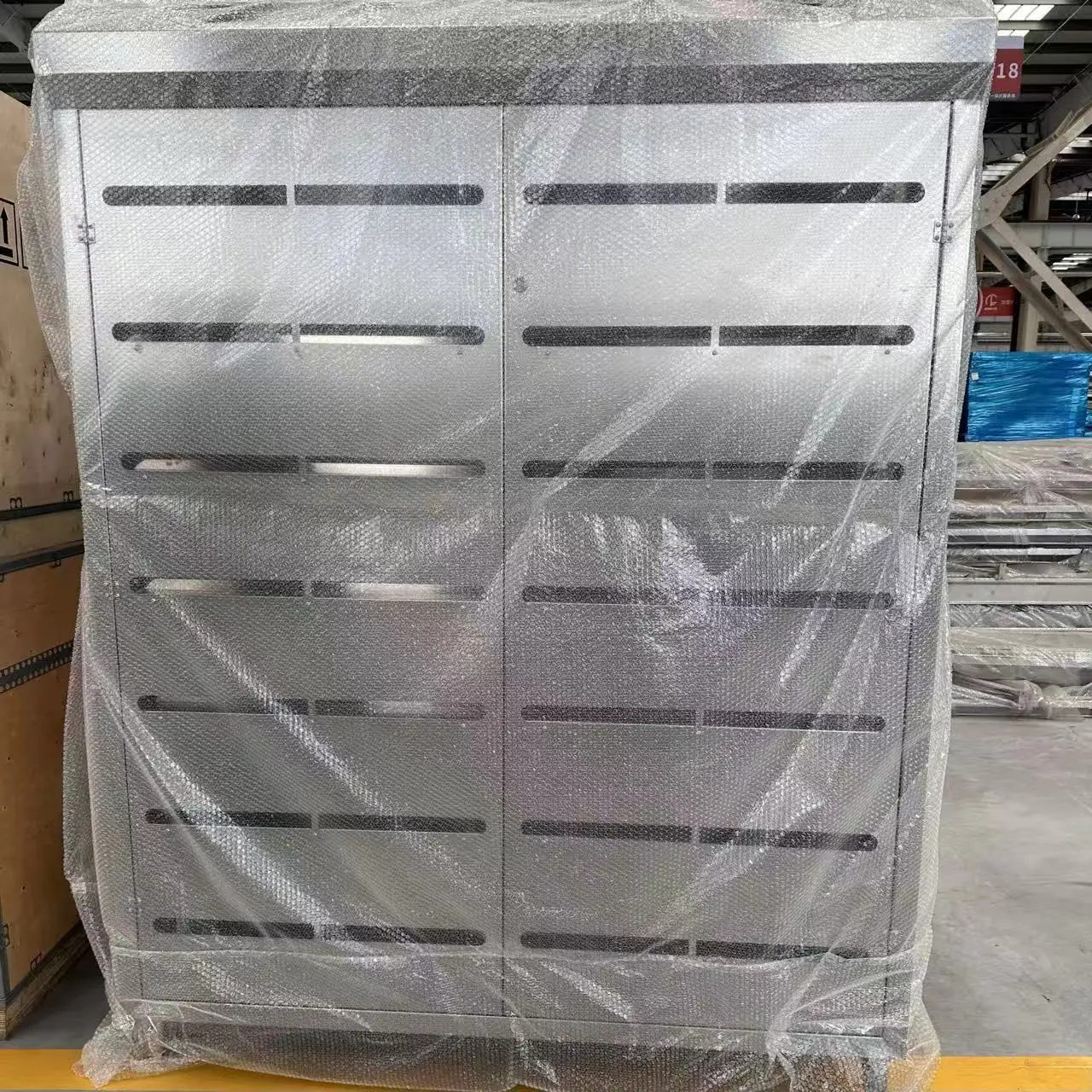 Frozen meat thawing chamber with efficient low temperature and high humidity control system