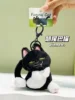 El gato con la cola levantada