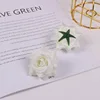 Una sola flor blanca