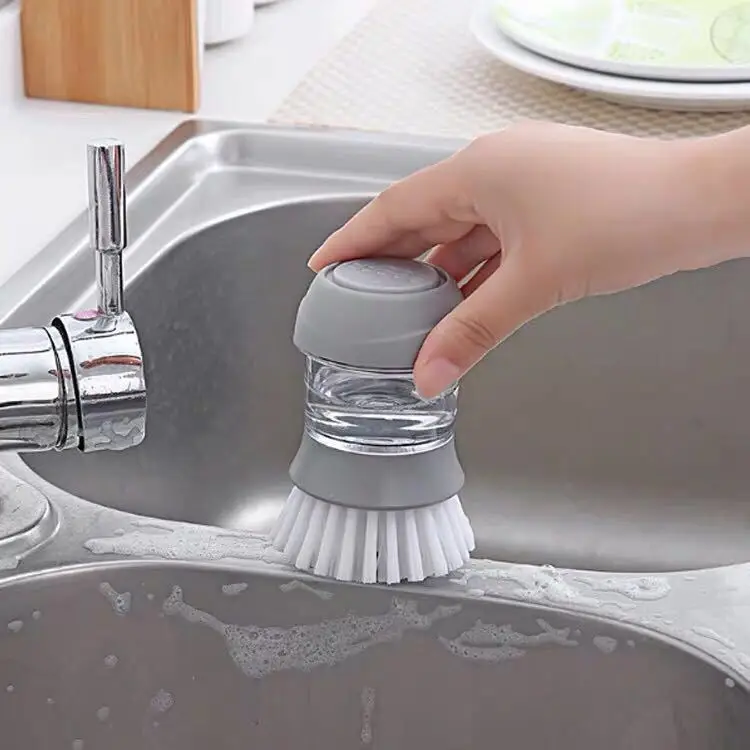 فرشاة غسيل الأطباق في الاستخدام