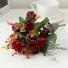 Rosa in boccio rosso vino