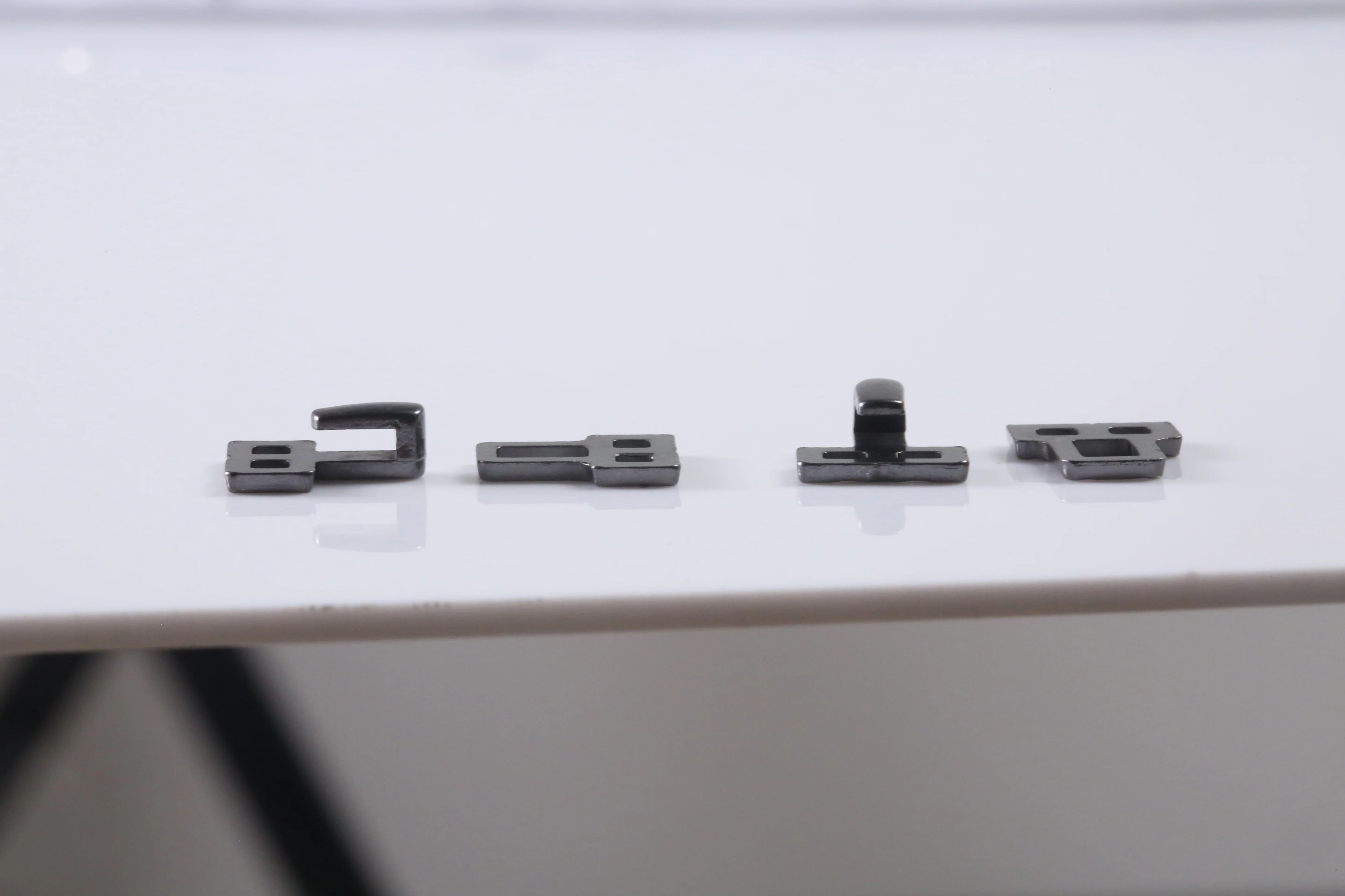 Регулируемый металлический крючок для