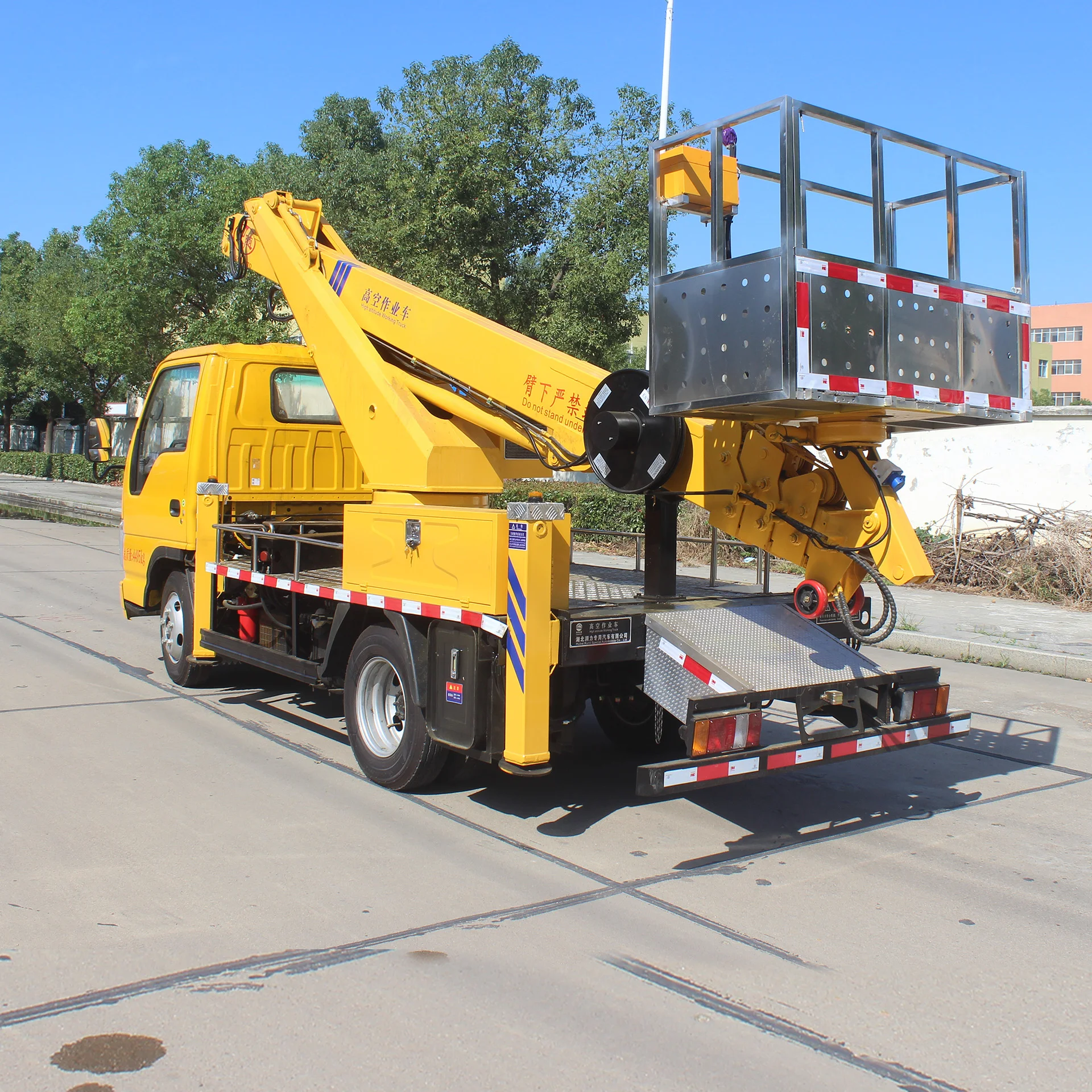 Isuzu 4x2 Hydraulic Lift Platform Truck 27m High Altitude Operation ...