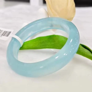 Elegant and Stylish Round-Mouth Fashion Bracelet with Cat's Eye Blue Ice Agate Elegant and Stylish Design