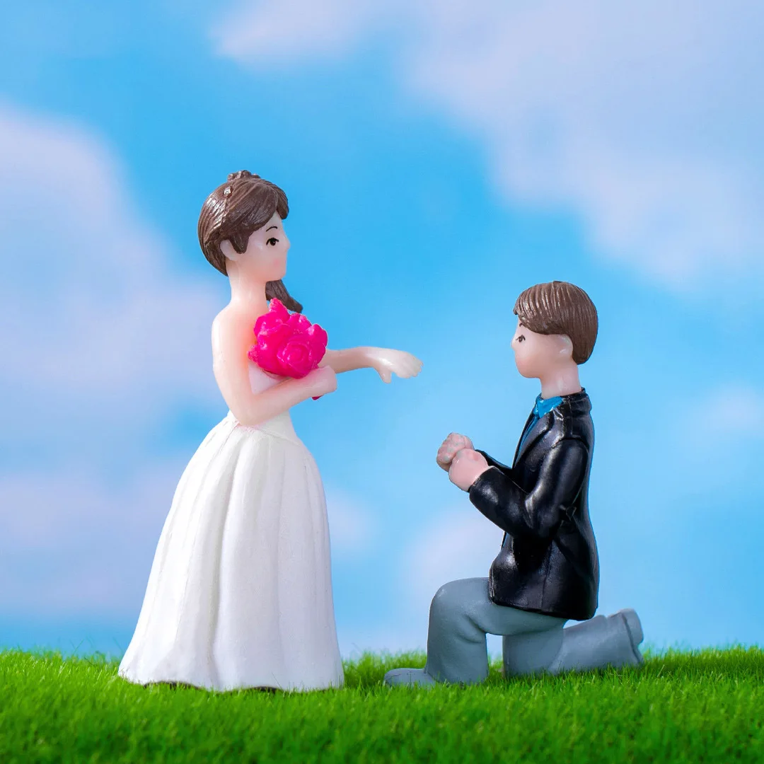 Micro Landscape Dolls Marriage Proposal Couple Wedding Doll Ornament  Characters Wedding Room Decoration Plastic Mini Craft Dolls