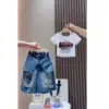 Top bianco con scollo all'americana, maniche corte stampate, in denim, con shorts a metà lunghezza.