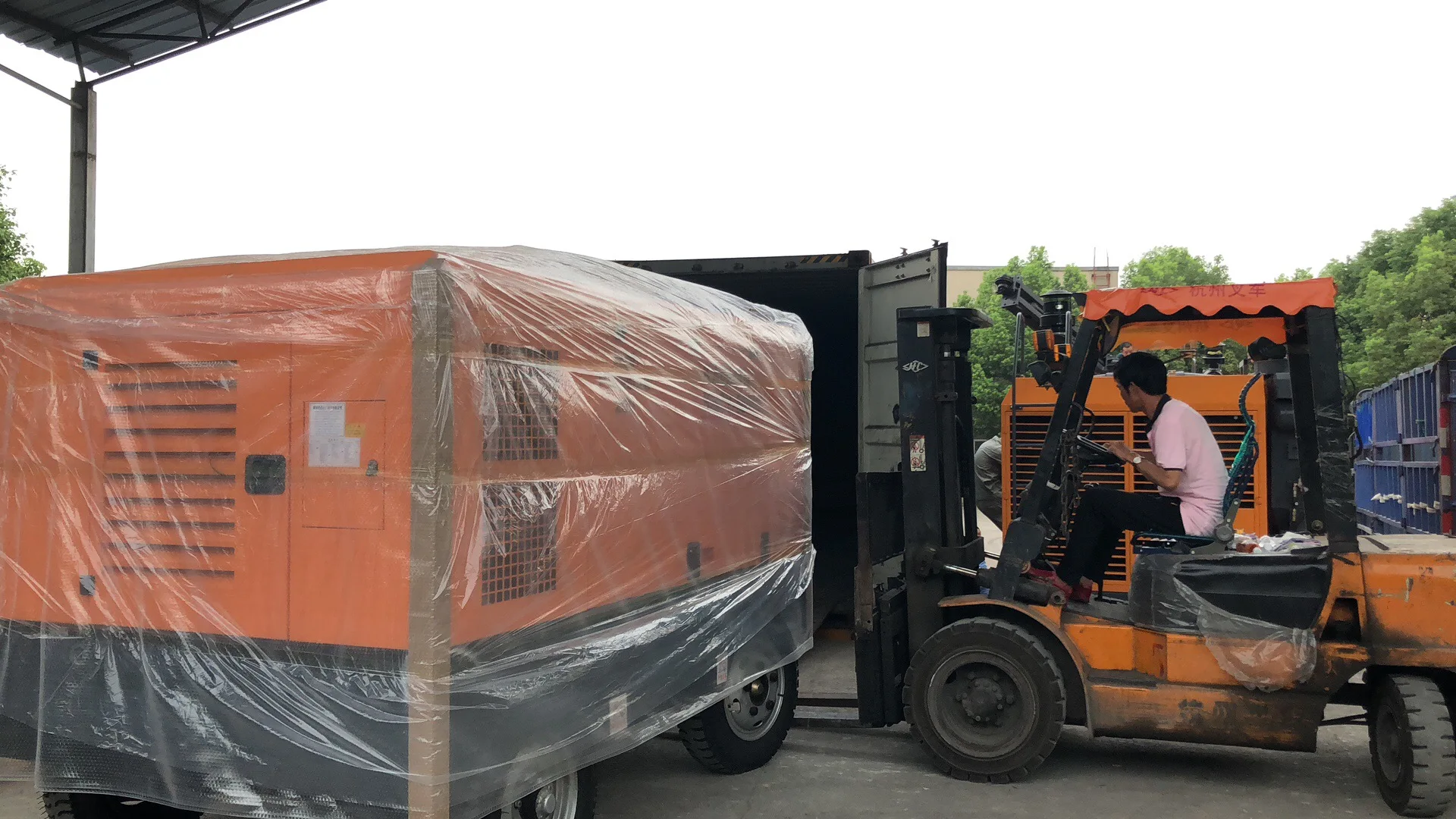 China Zhejiang Factory Sale Small Model diesel Oil Lubraction air Compressor for Water Well Drilling Rig Sale in Sri Lanka