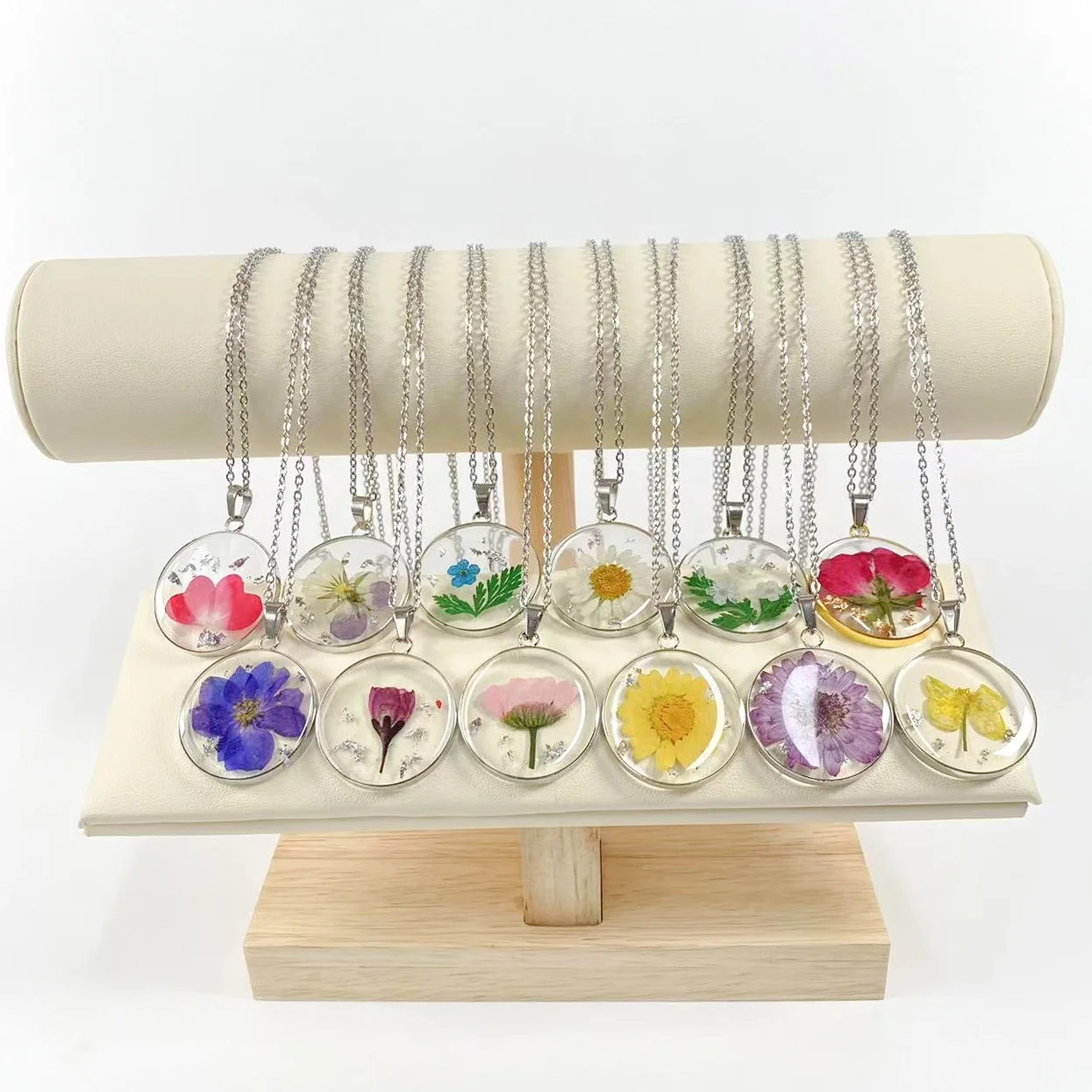 MWOOT – Set Di 2 Collane Con Fiori Pressati Naturali: Crisantemo Di Cristallo E Speronella. Ciondolo Trasparente Con Fiore Secco, Catena In Acciaio Inox Placcato Oro, Lunghezza Regolabile 44,5+3 Cm.