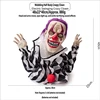 Clown pazzo che dondola metà del suo corpo