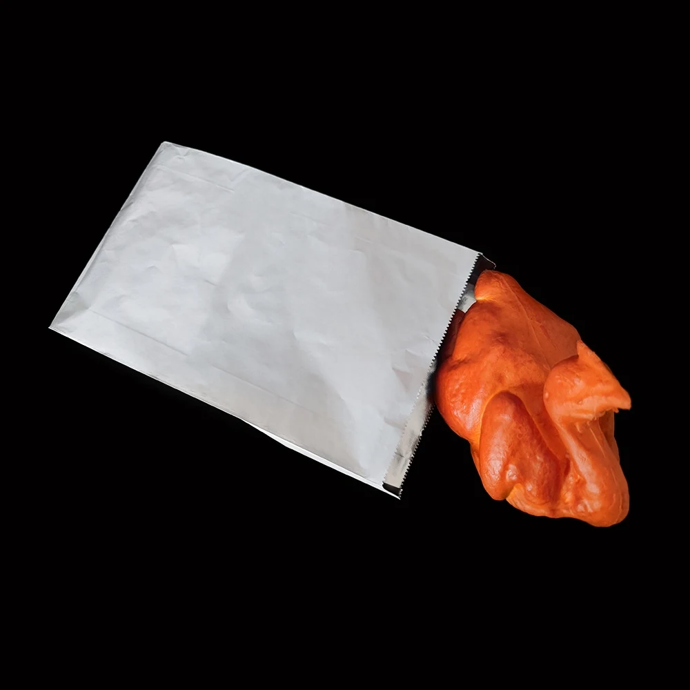 Bolsa de papel para alimentos forrada con papas fritas y papel de aluminio