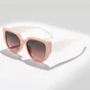 Montura rosa, patillas beige blanco, lente degradada color té rosa.