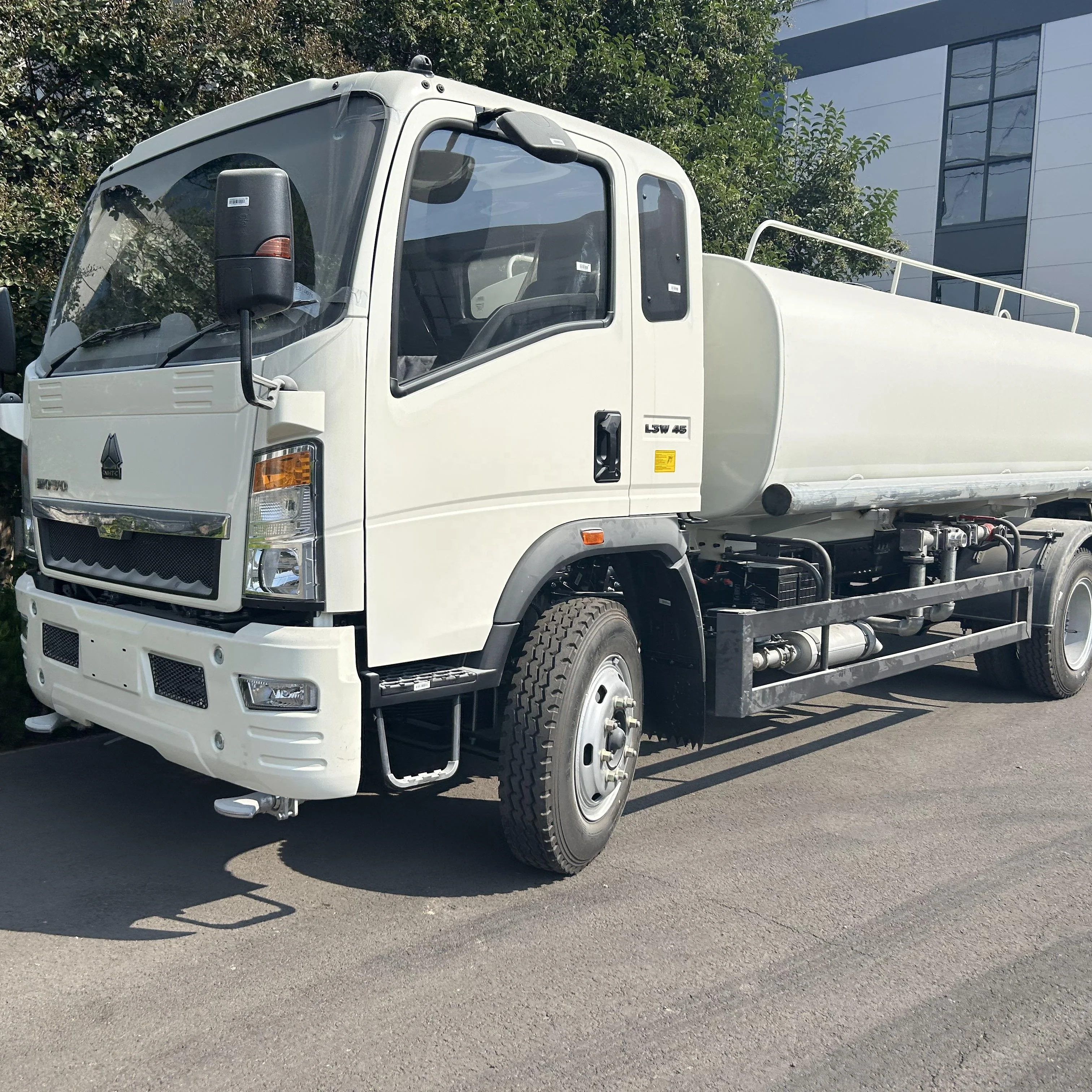 HOWO 4X2 5000L Water Bowser Tank Truck Road Cleaner Truck