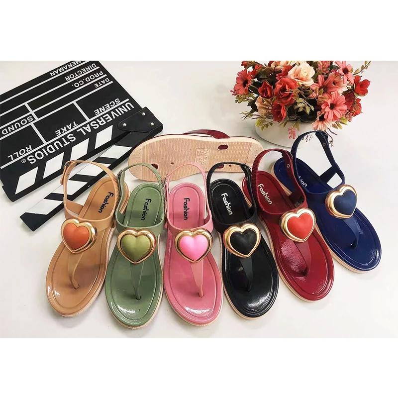 
 Сделанные в Китае красивые дизайнерские женские туфли и сандалии из поливинилхлорида  