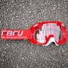 Lunettes transparentes à monture rouge