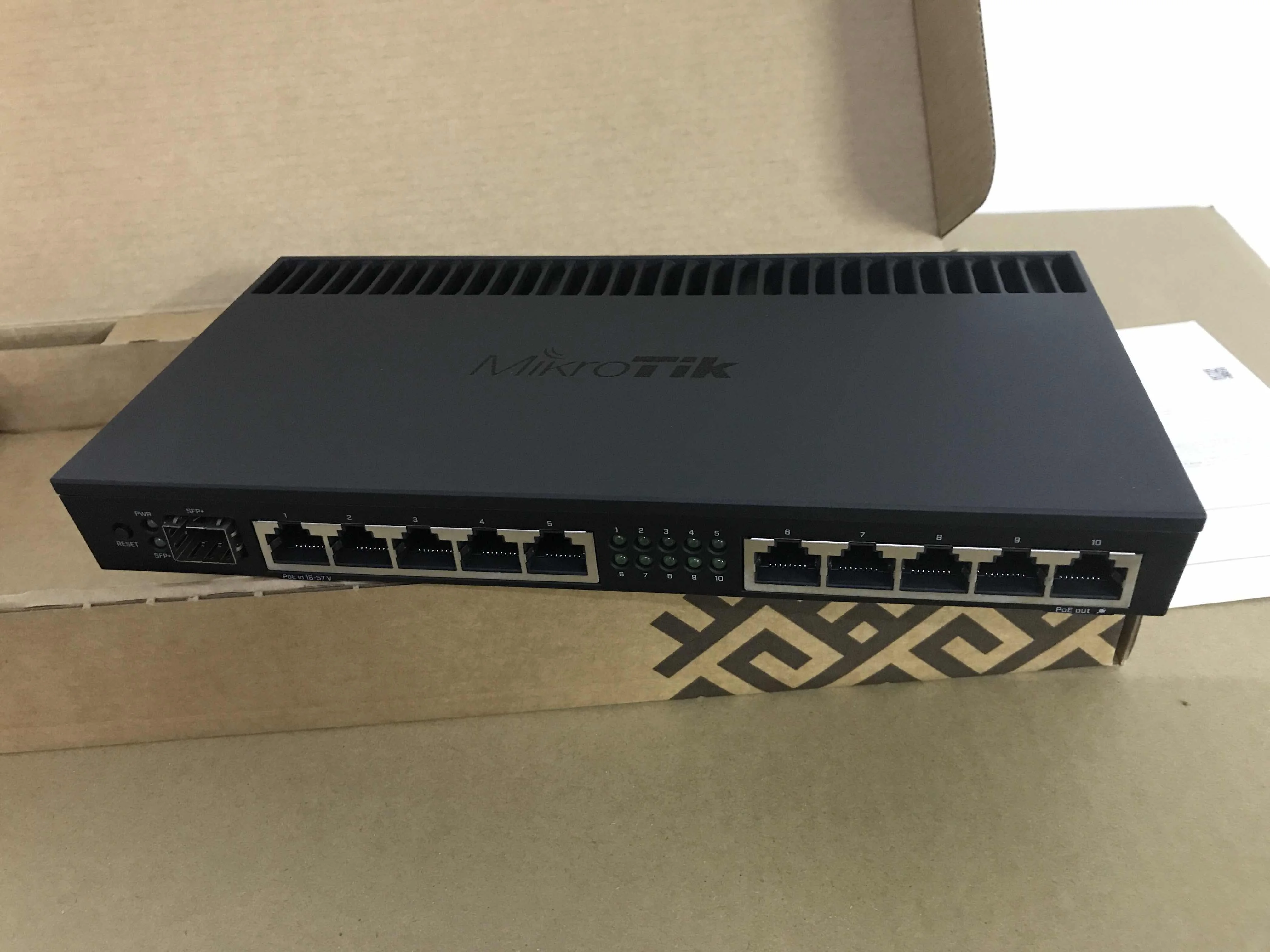 ルーター・ネットワーク機器 Mikrotik Routerboard RB4011 Amazon.com: Mikrotik RB4011IGS+RM Wired Router Ethernet LAN Black