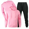 Rose avec un pantalon noir