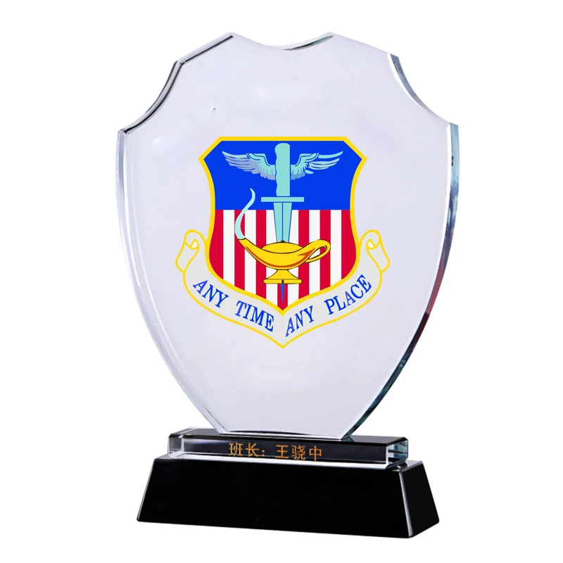 Trofeo de cristal con forma de escudo personalizado