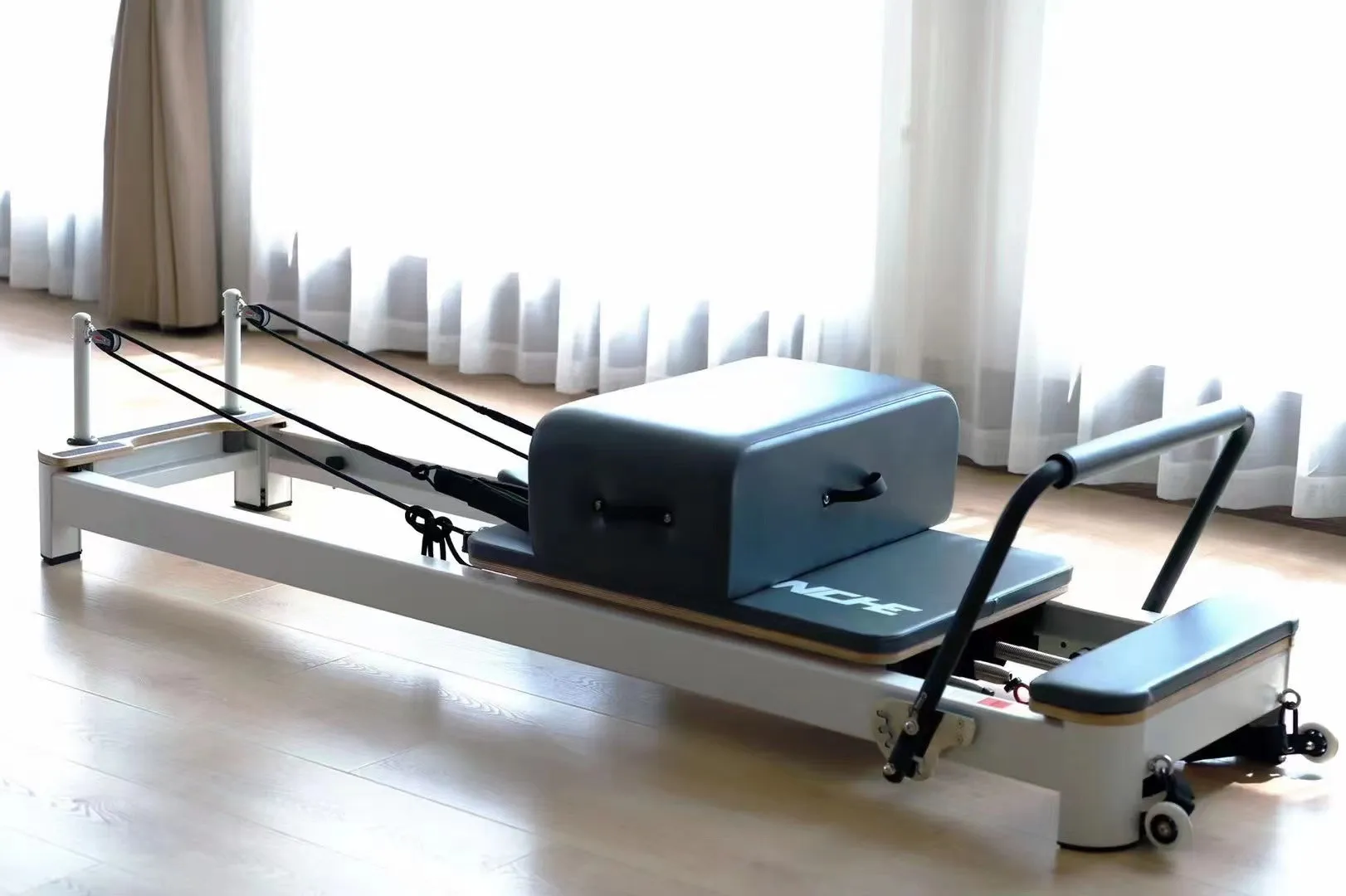 白いピラティスリフォーマーボックスとジャンプボードピラティス