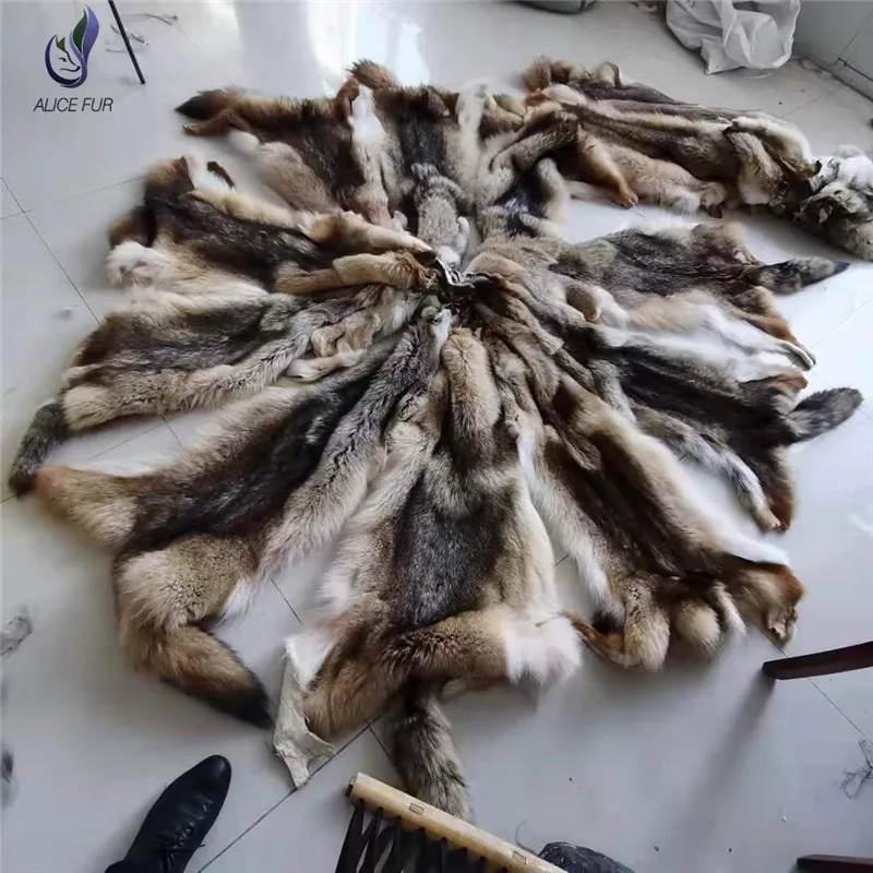 批发价格便宜的自然色真正的郊狼皮毛皮用于引擎盖装饰
